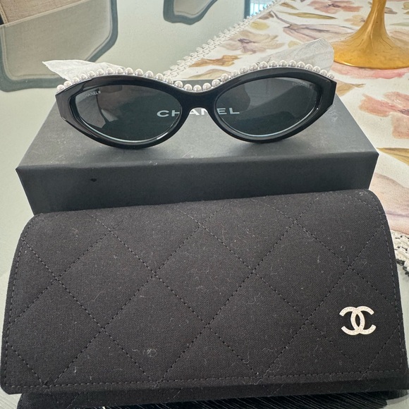 CHANEL brand new in box! Pearl cat eye sunglasses black classic - Picture 6 of 6